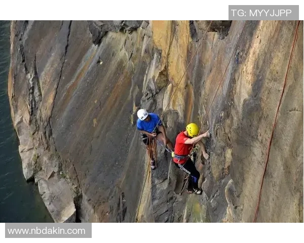 西安攀岩队心理素质提升之路与挑战探讨 西安攀岩队心理素质提升之路与挑战探讨